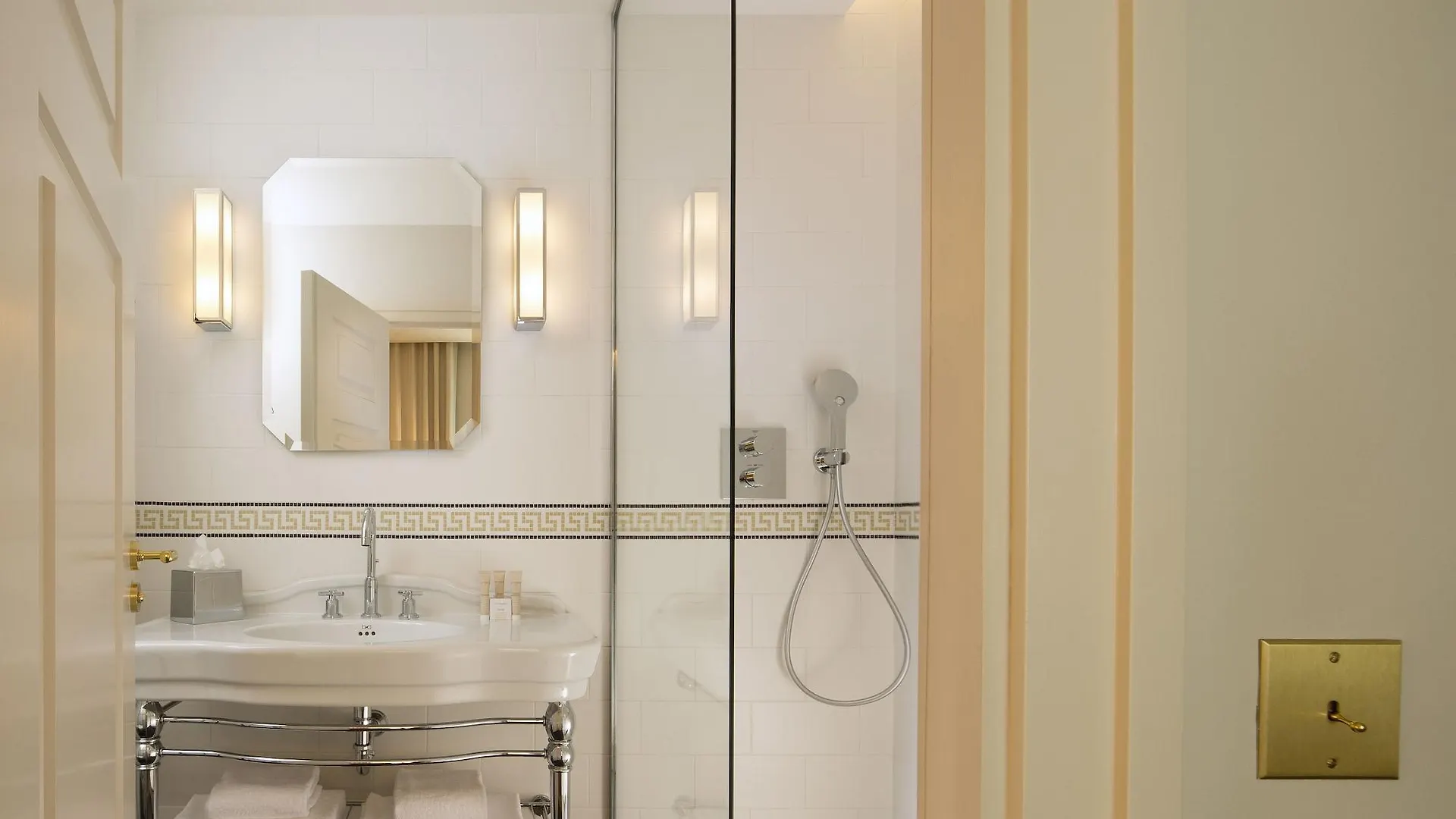 Le Tsuba Hotel París